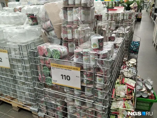 Сейчас дачники охотятся за выгодной тарой для своих заготовок | Источник: Кирилл Плосков / NGS.RU