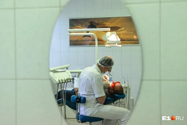 Стоматолог рассказал, как питаться после установки импланта, чтобы он лучше прижился | Источник: Артём Устюжанин / E1.RU