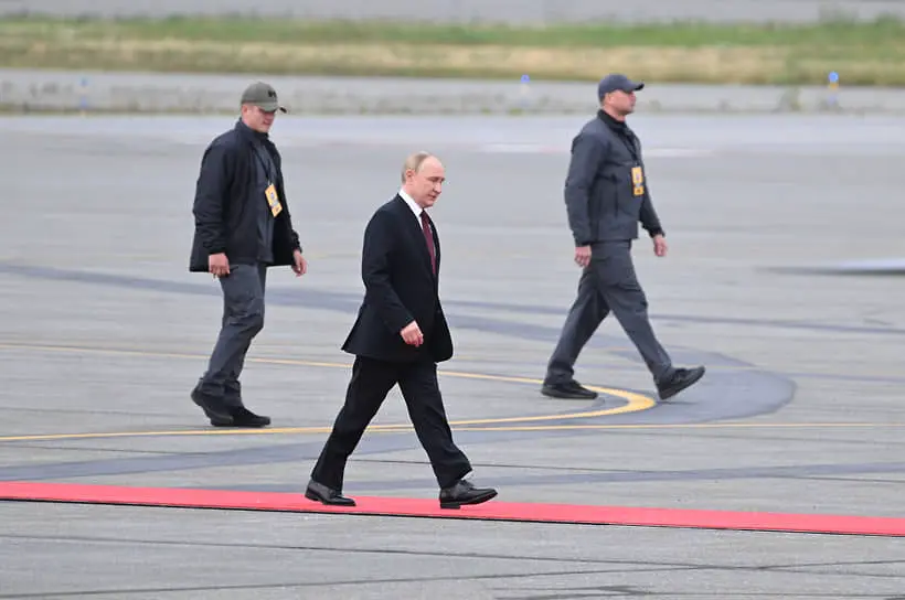 Тревога Киева связана с роскошным приемом Путина Трампом на Аляске-0