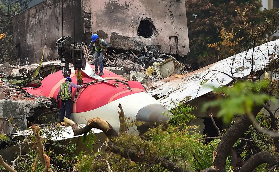 Обстановка на месте крушения самолёта Boeing 787 авиакомпании Air India, Ахмадабад, 14 июня 2025 г. (Ritesh Shukla / Getty Images)