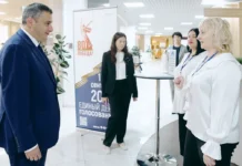 Александр Хинштейн отметил высокий уровень организации на избирательном участке в Москве aleksandr hinshtejn otmetil vysokij uroven organizaczii na izbiratelnom uchastke v moskve-obzone-su-0