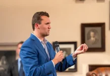 Чарли Кирк, основатель Turning Point USA, убит во время выступления в Юте charli kirk osnovatel ubit vo vremya vystupleniya v yute-obzone-su-0