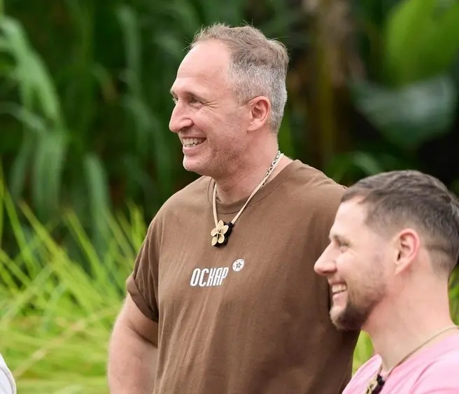 Когда Оскар Кучера открывает рот, из него сыпятся порой очень странные истории | Источник: кадр из реалити-шоу «Ставка на любовь» (16+), телеканал «Пятница», 2025 год