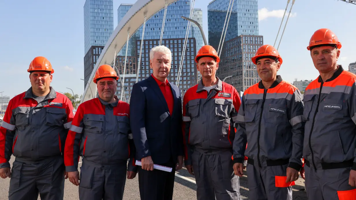 Мэр Москвы Сергей Собянин вместе со строителями открыл движение по мосту Академика Королева через Москву-реку. По соседству, в Мневниковской пойме, тоже открылось движение по новым дорогам и путепроводу. Через два года в Мневниковской пойме появится новый пешеходный мост