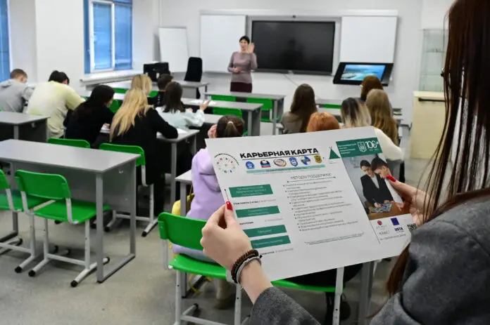 Денис Паслер приглашает свердловчан на День открытых дверей колледжей и заводов-0