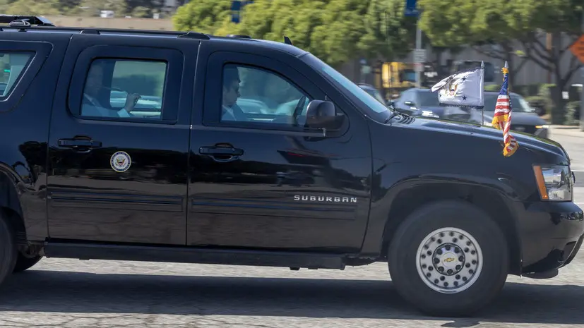 «Подвергли жизни людей опасности ради шоу»: над кортежем Вэнса разорвался снаряд во время праздничной демонстрации