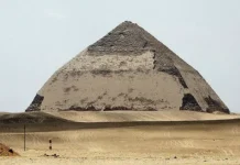 Испанская туристка упала в Ломаную пирамиду фараона Снофри ispanskaya turistka upala v lomanuyu piramidu faraona snofri-obzone-su-0