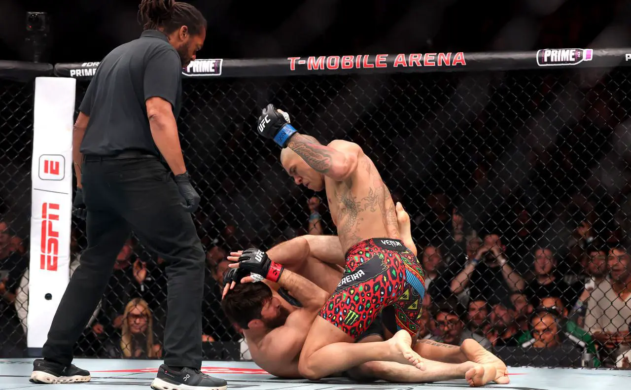 Бразилец Алекс Перейра добивает россиянина Магомеда Анкалаева на турнире UFC 320 (Sean M. Haffey / Getty Images)