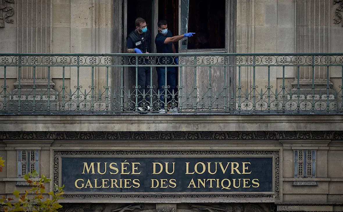 Криминалисты осматривают разбитое окно и балкон в Лувре в Париже, Франция, 19 октября 2025 года (Kiran Ridley / Getty Images)