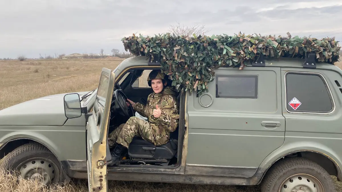 Основательница волонтерского движения «ВМЕСТЕ к ПОБЕДЕ» Надежда Боброва забирает для ремонта автомобиль одного из бойцов спецоперации