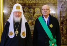 nikita mihalkov poluchil orden slavy i chesti ot patriarha kirilla i pozdravleniya sobyanina-obzone-su-0