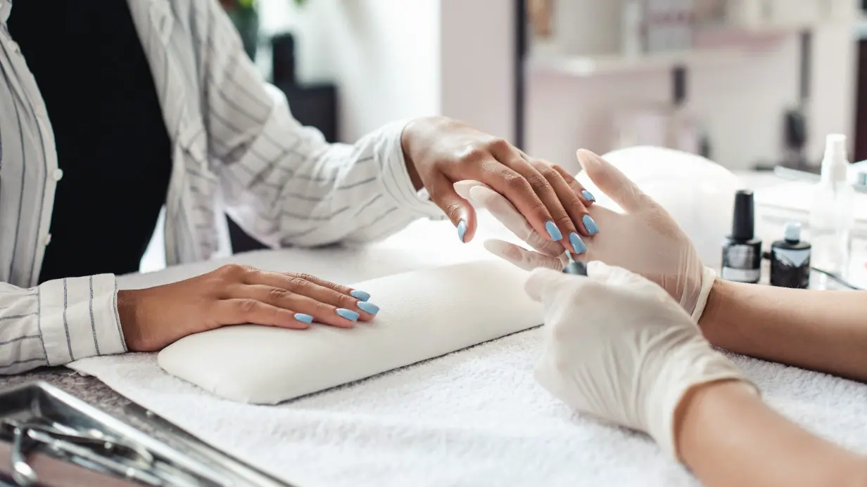 Мастер маникюра Гришина рассказала о том, откажутся ли женщины от вредного гель-лака