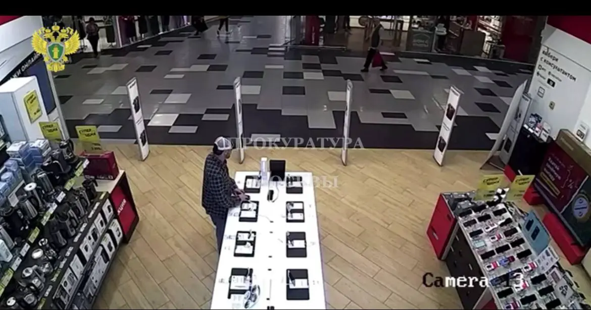 Мужчина украл два смартфона из магазина в Москве и продал гаджеты прохожим