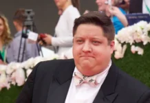 Роман Попов, талант Comedy Club и «Полицейского с Рублёвки», ушёл на пике roman popov talant i policzejskogo s rublyovki ushyol na pike-obzone-su-0