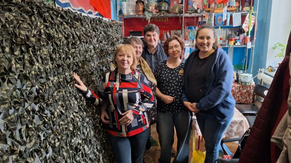 Волонтеры патриотического центра «Бобр» Татьяна Колесникова, Александра Чебаненко, Дмитрий Улыбышев, Марина Смирнова и Татьяна Молоткова плетут маскировочные сети для бойцов