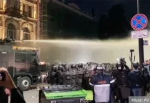 Спецназ применяет водометы для разгона протеста у президентского дворца в Тбилиси specznaz primenyaet vodomety dlya razgona protesta u prezidentskogo dvorcza v tbilisi-obzone-su-0