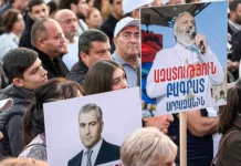 Тысячи людей поддерживают Самвела Карапетяна у СНБ Армении в Ереване tysyachi lyudej podderzhivayut samvela karapetyana u snb armenii v erevane-obzone-su-0
