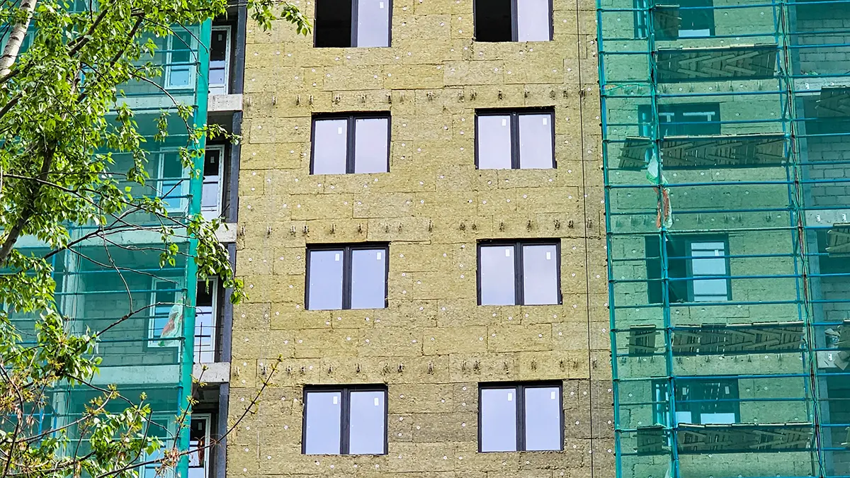 Около 700 фасадов жилых домов обновили в Москве с начала года