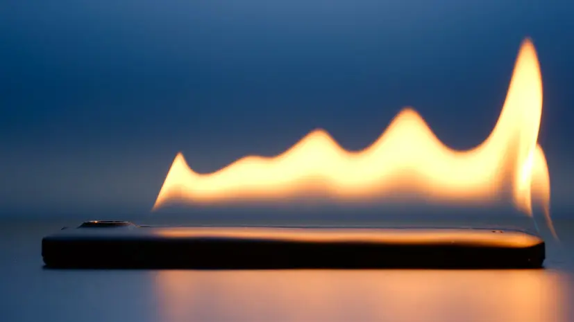 В школе Владивостока потушили загоревшийся мобильный телефон ученика