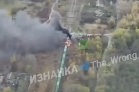 Опубликовано видео загоревшегося после налета «Гераней» поезда с техникой ВСУ