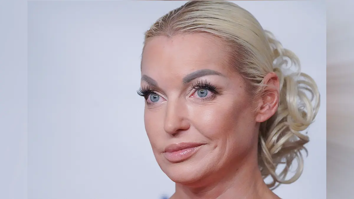 Волочкова поцеловала Рому Желудя на шоу «Звезды под капельницей» 