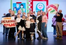 Денис Паслер и область поздравили семью Бабушкиных с победой в конкурсе «Семья года — 2025» denis pasler i oblast pozdravili semyu babushkinyh s pobedoj v konkurse semya goda 2025-obzone-su-0