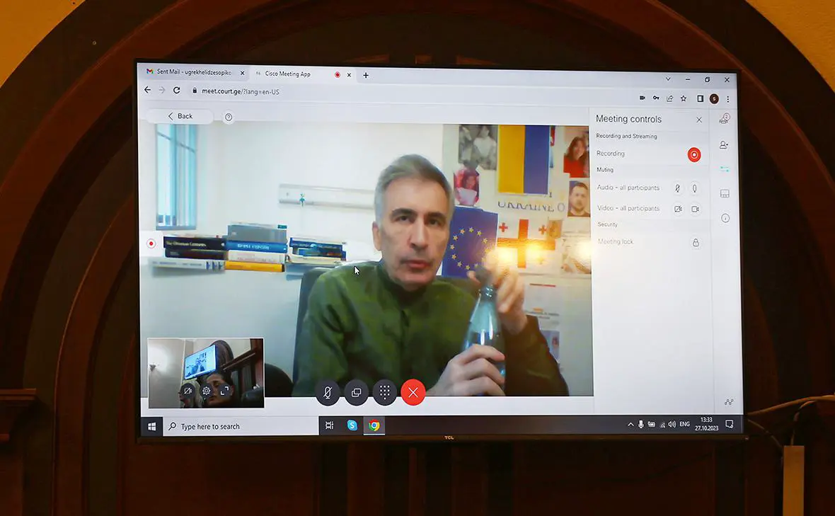 Михаил Саакашвили присутствует по видеосвязи на судебном заседании в 2023 году (Ираклий Геденидзе / АР / ТАСС)