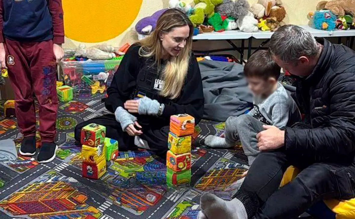 Анджелина Джоли в Херсоне, 5 ноября 2025 года (oleksiihoncharenko / Telegram)