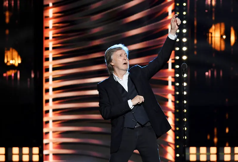 Пол Маккартни представляет группу Foo Fighters во время церемонии введения в Зал славы рок-н-ролла в Кливленде, США, 2021