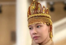 Калининградский янтарный комбинат и Майя Скворцова представили в Санкт-Петербурге уникальный кокошник kaliningradskij yantarnyj kombinat i majya skvorczova predstavili v sanktpeterburge unikalnyj kokoshnik-obzone-su-0