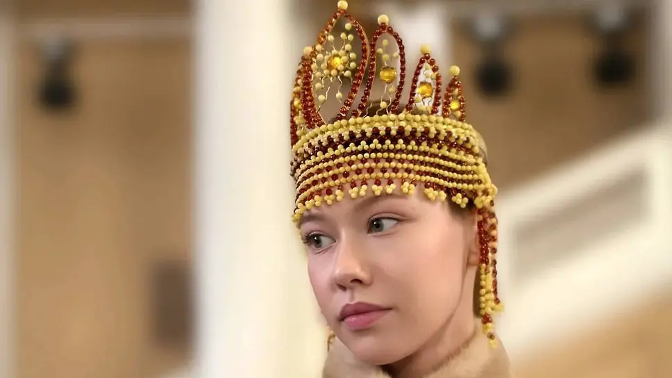 Кокошник из янтаря возрастом около 50 млн лет