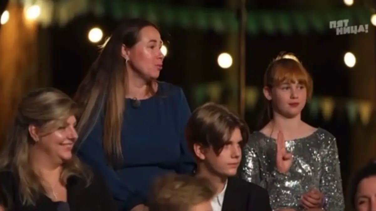 Мать девочки, показавшей международный жест помощи в эфире, объяснила ее поступок