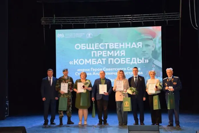 Комбат Победы награждает героев Урала и Наталью Шмидько-0