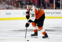 Крис Танев уходит с льда после столкновения с Матвеем Мичковым во время матча Торонто Мейпл Лифс и Филадельфии Флайерз kris tanev uhodit s lda posle stolknoveniya s matveem michkovym vo vremya matcha toronto mejpl lifs i filadelfii flajerz-obzone-su-0