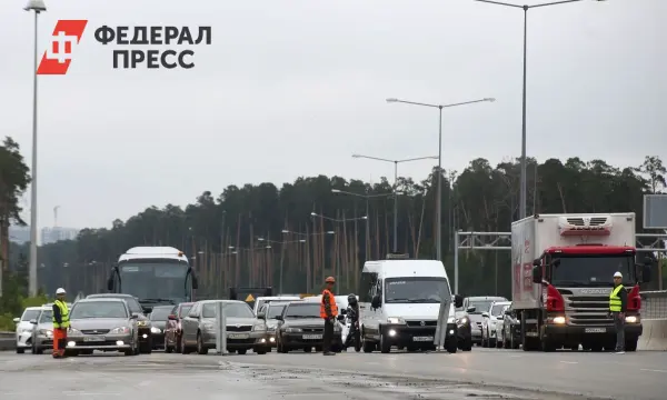 На КАД у вантового моста и Кудрово возникла новая пробка по данным Яндекса-0