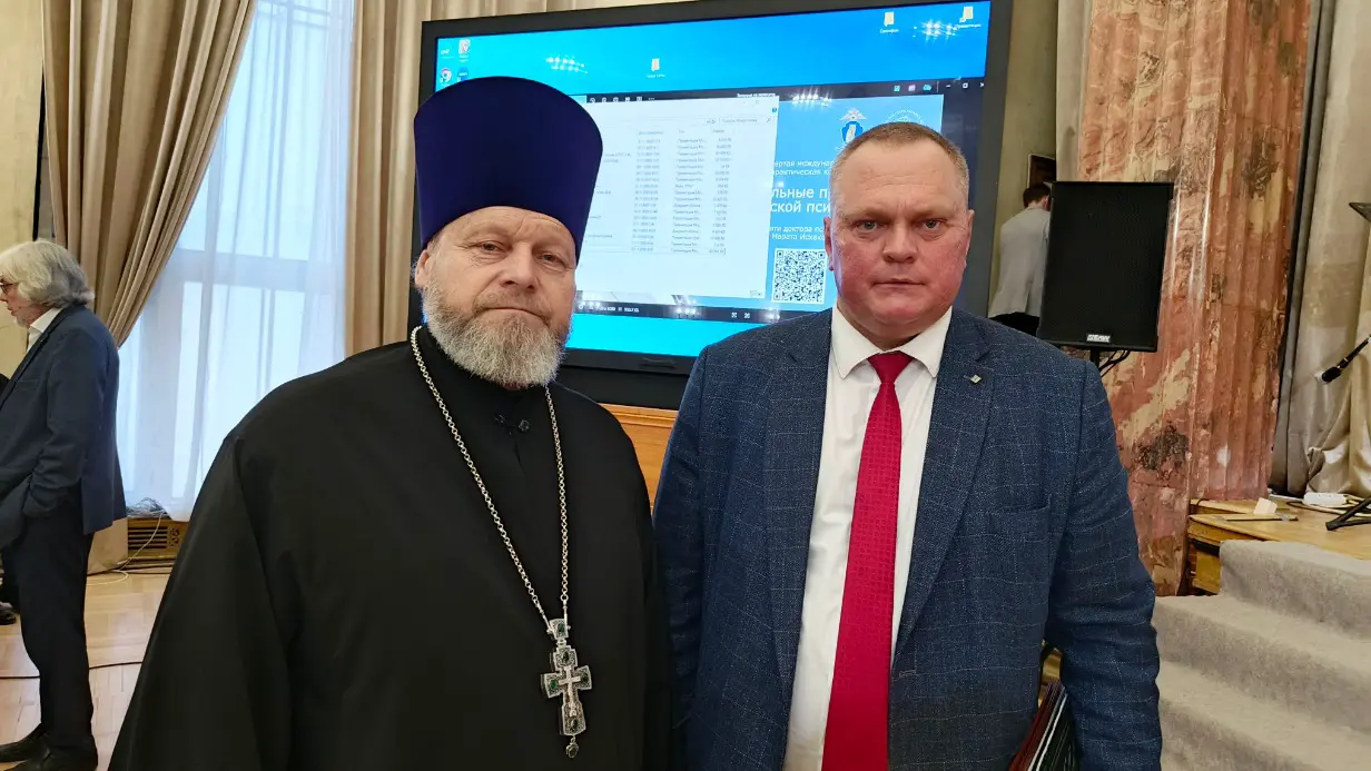 Председатель отдела по взаимодействию с Вооруженными силами и правоохранительными органами Московской епархии РПЦ Александр Добродеев и старший научный сотрудник ВНИИ МВД России Дмитрий Белых-Силаев на «Еникеевских чтениях»