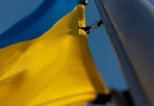 Новый спикер парламента Чехии Окамура демонстративно снимает украинский флаг! novyj spiker parlamenta chehii okamura demonstrativno snimaet ukrainskij flag-obzone-su-0