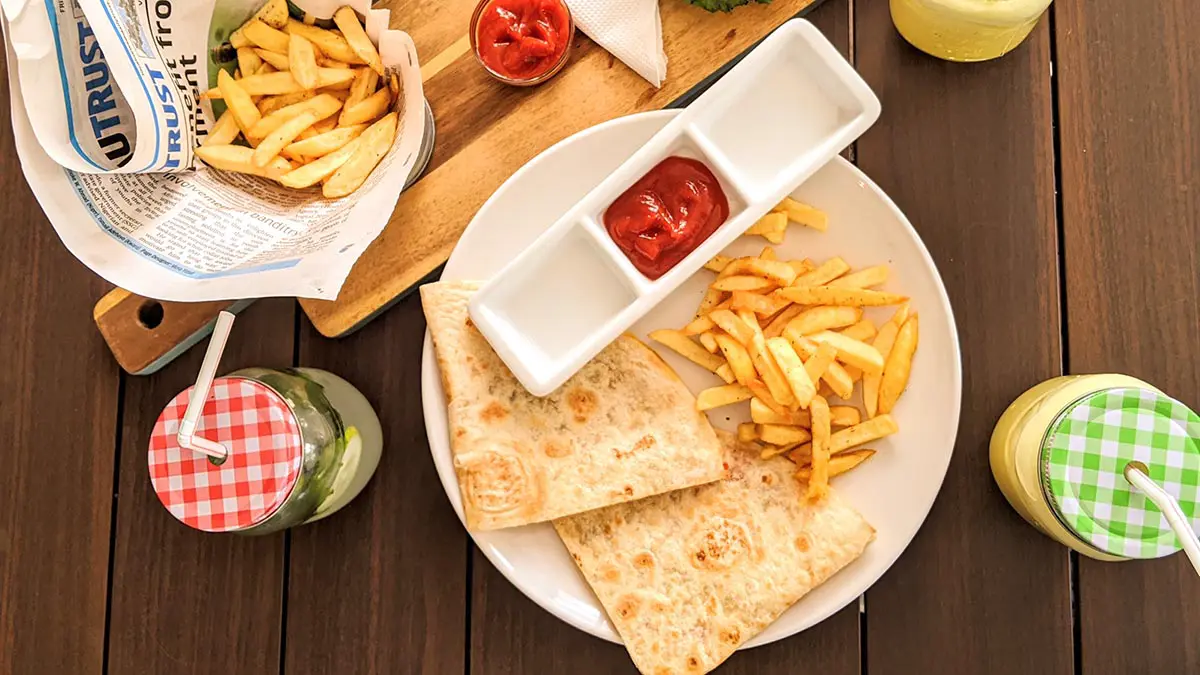 «Ъ»: Россияне начали экономить на ресторанах и переходить на фастфуд