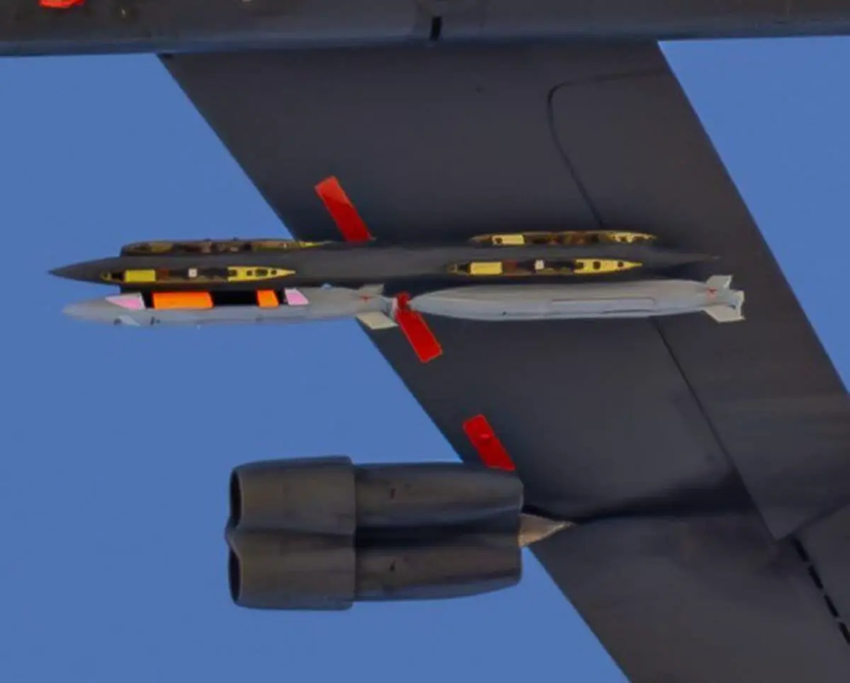 Под крылом B-52H замечена передовая ракета AGM-181 LRSO производства Raytheon-0