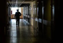 В Красногвардейском районе Санкт-Петербурга школьница под защитой охранников и полиции v krasnogvardejskom rajone sanktpeterburga shkolnicza pod zashhitoj ohrannikov i policzii-obzone-su-0