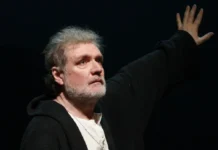 Владимир Симонов рассказывает о своем вдохновляющем пути в Театре Вахтангова vladimir simonov rasskazyvaet o svoem vdohnovlyayushhem puti v teatre vahtangova-obzone-su-0