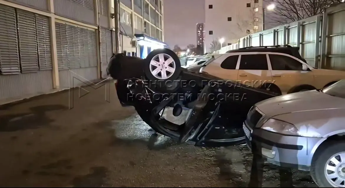 Машина Nissan вылетела с третьего этажа парковки на юге Москвы