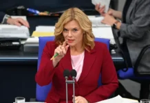 Юлия Клекнер выступила за права женщин в Германии без проституции как P. Diddy yuliya klekner vystupila za prava zhenshhin v germanii bez prostituczii kak -obzone-su-0