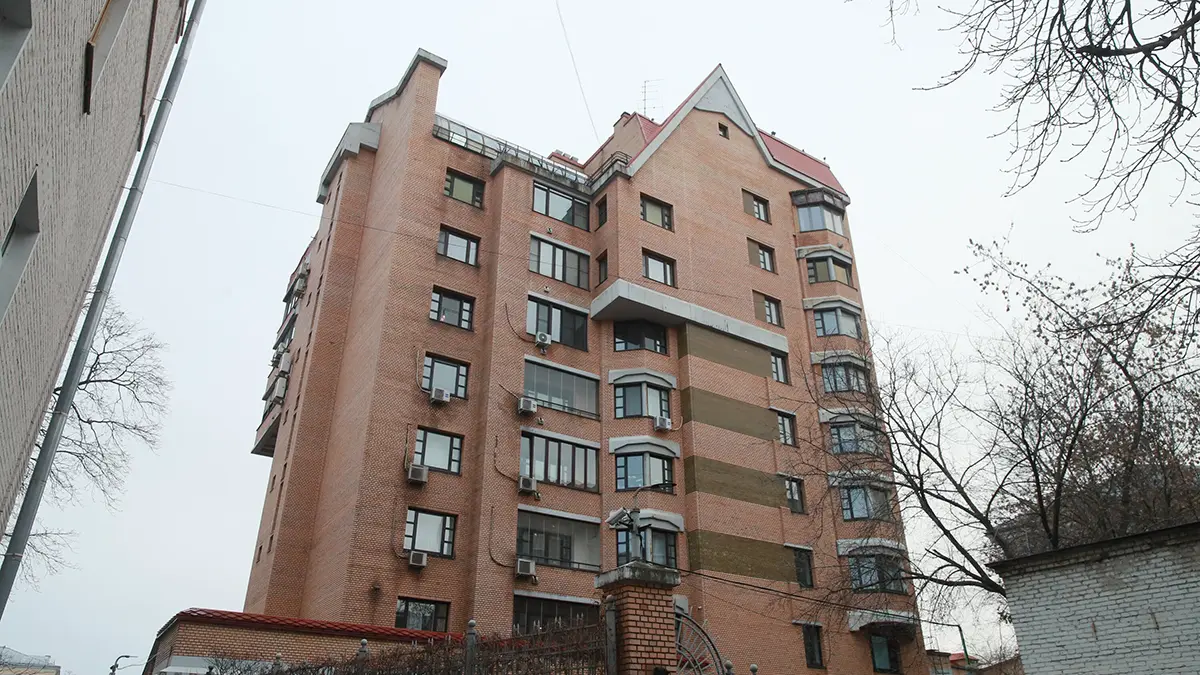 Лариса Долина начала вывозить вещи из квартиры в Хамовниках