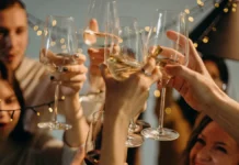 Дмитрий Бондарь и Юлия Рамзенкова обсудили штрафы за распитие алкоголя во дворах dmitrij bondar i yuliya ramzenkova obsudili shtrafy za raspitie alkogolya vo dvorah-obzone-su-0