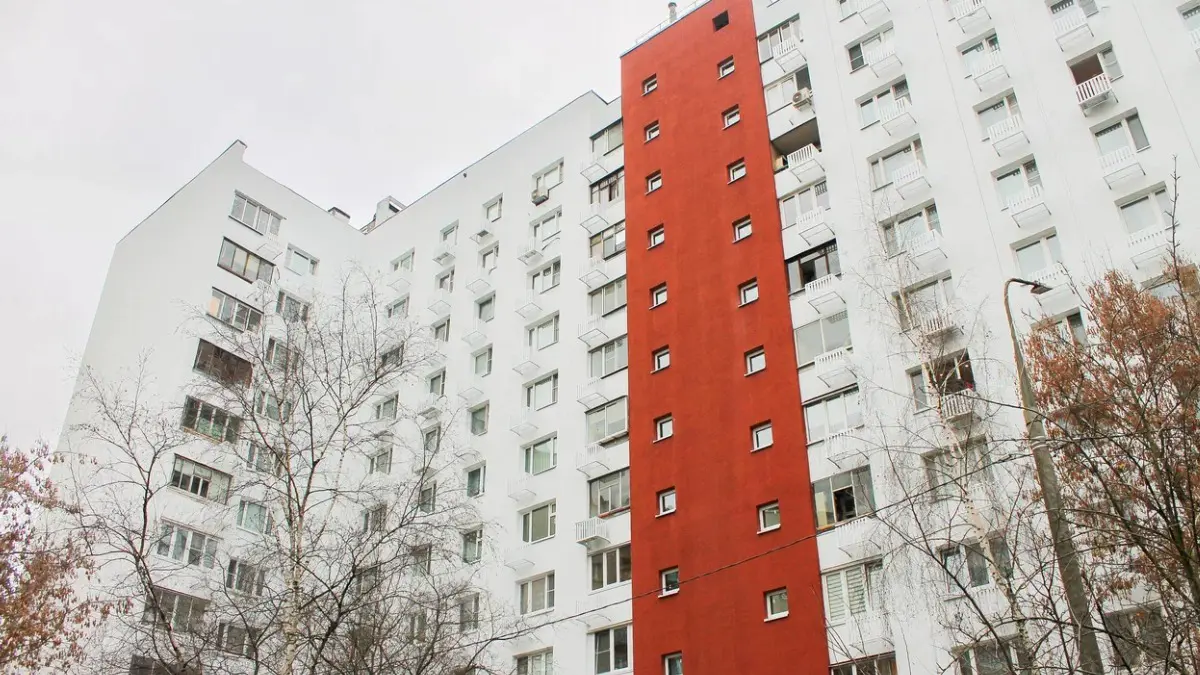 Три жилых дома в районе Перово обновили по современной технологии «мокрый фасад» в 2025 году