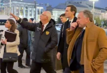 Куртка с автографом Путина, в которой Дмитриев и Уиткофф гуляли по Москве, стала хитом продаж kurtka s avtografom putina v kotoroj dmitriev i uitkoff gulyali po moskve stala hitom prodazh-obzone-su-0