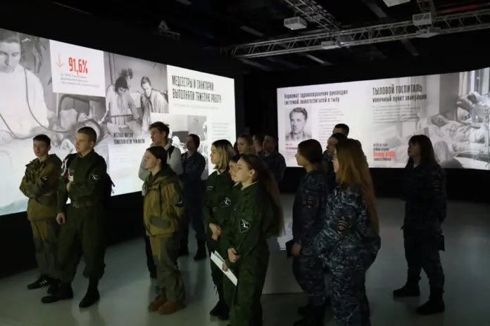 Парк «Россия — Моя история» в Екатеринбурге украсили экспонаты «Держава» и «Малахит»-0