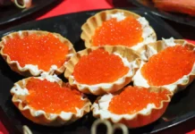 Россияне выбирают красную икру к Новому году в Москве, Санкт-Петербурге и Купере rossiyane vybirayut krasnuyu ikru k novomu godu v moskve sanktpeterburge i kupere-obzone-su-0