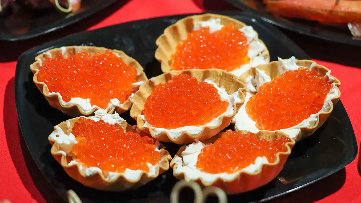 Более половины россиян выбирают лососевую икру к Новому году